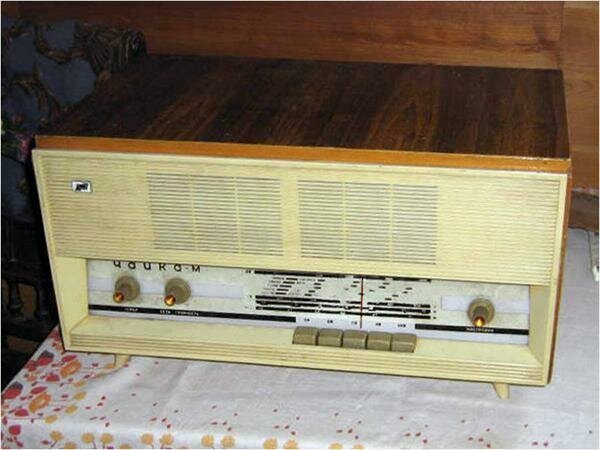 Радиола сетевая ламповая 'Чайка-М''с начала 1965 года выпускалась Днепропетровским радиозаводом.