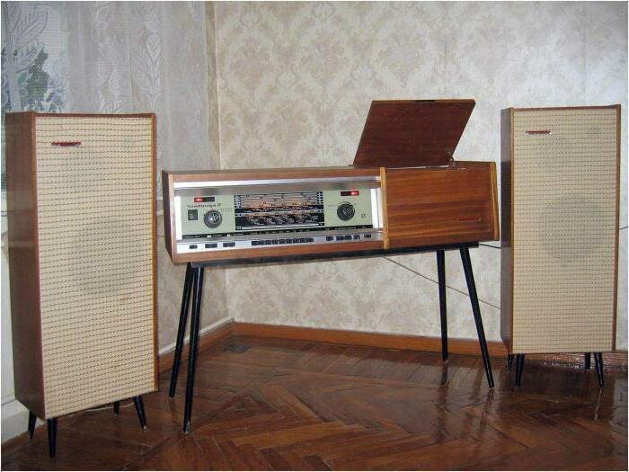 Радиола сетевая ламповая "Симфония-2"с I-кв 1967 года выпускалась Рижским радиозаводом имени А.С.Попова.