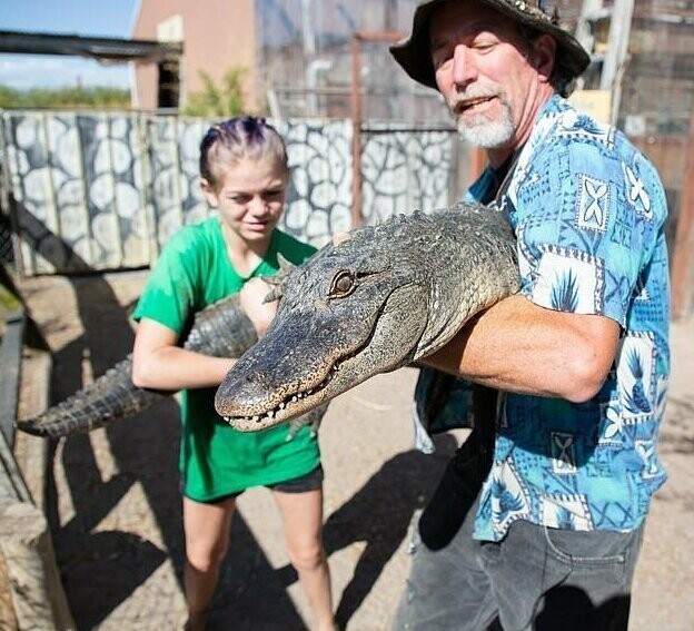 Бесстрашная 13-летняя девочка ухаживает за рептилиями на крокодиловой ферме