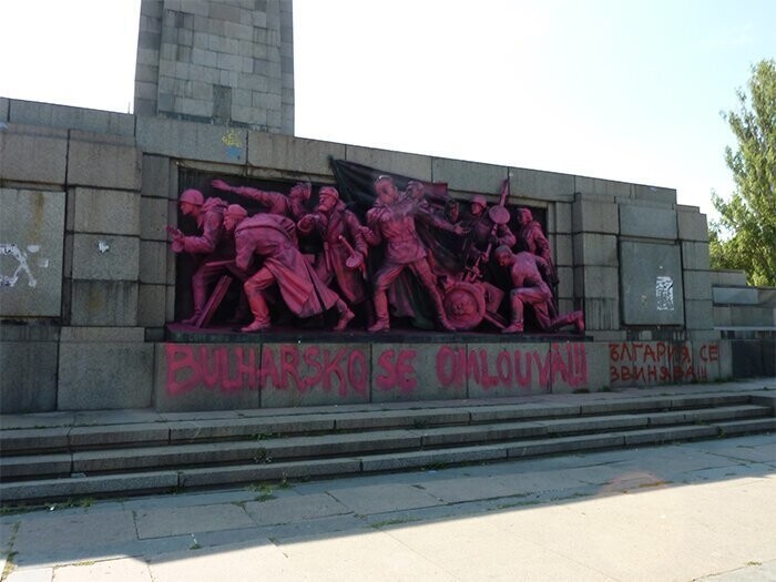 В 2013 году он был окрашен в розовый цвет в честь годовщины Пражской весны 1968 года