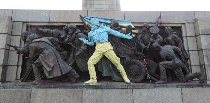 В 2014 году монумент всем своим видом прокричал «Слава Украине»