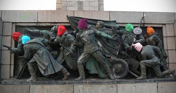 В 2012 году в знак поддержки Pussy Riot на солдат памятника были натянуты балаклавы
