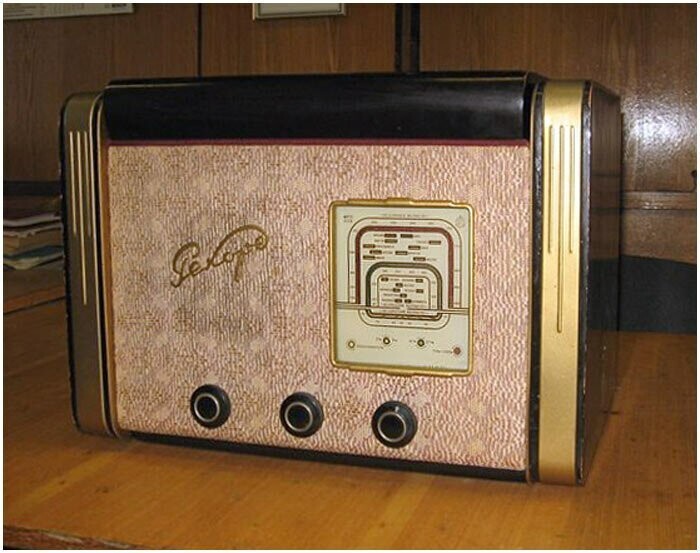 Радиола сетевая ламповая "Рекорд-53"с осени 1953 года выпускалась на Бердском и Иркутском радиозаводах.