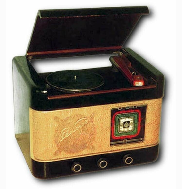Радиола сетевая ламповая ''Рекорд'с 1950 года выпускалась Бердским радиозаводом.