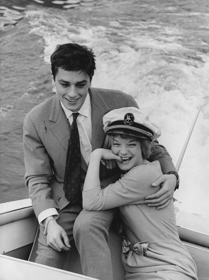 Роми Шнайдер и Ален Делон на лодке на озере в Италии в 1959 году.