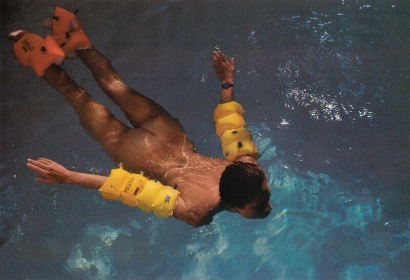 Джиа Мари Каранджи в бассейне. (Американская модель, одна из первых супермоделей в мире.)