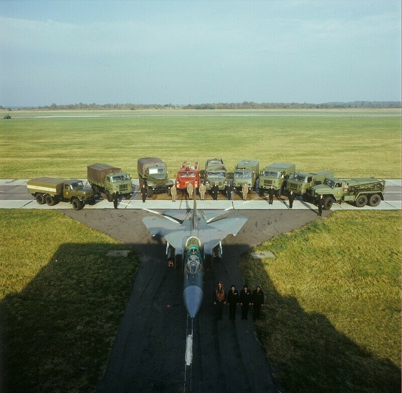 Истребитель МиГ-23 и машины наземных служб ВВС ГДР, аэродром Пенемюнде, 1980 год 