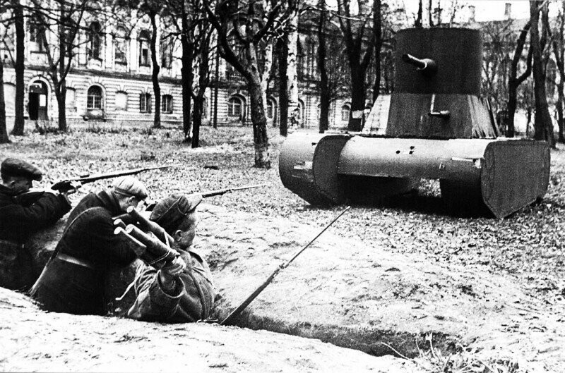 Тренировка по метанию гранат бойцов Всевобуча в парке Смольного в блокадном Ленинграде. 1942 год.