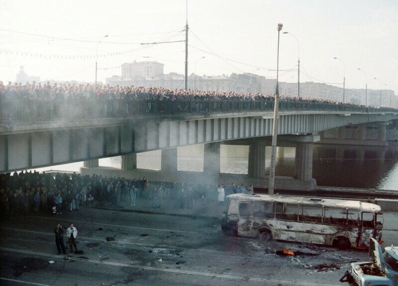 Толпы москвичей наблюдают за военными действиями у Белого дома. Москва. 4 октября 1993 г.