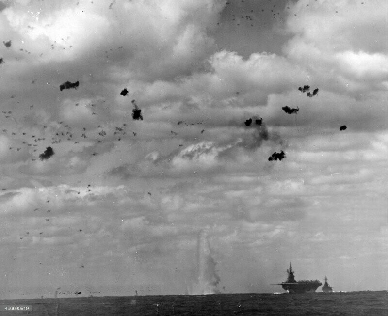 Авианосец Эссекс и тяжелый крейсер Индианаполис к югу от о. Хонсю 19 марта 1945г. Перед Эссексом плюхнулся в воду сбитый крейсером Зеро. 