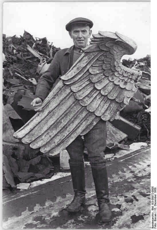 Часть символа Германии времен Третьего Рейха благополучно отправляется на металлолом, 1945 год.