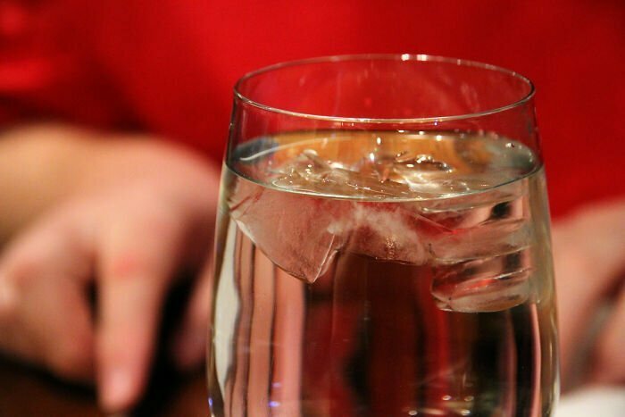 Для здоровья необязательно выпивать 2 литра чистой воды в день