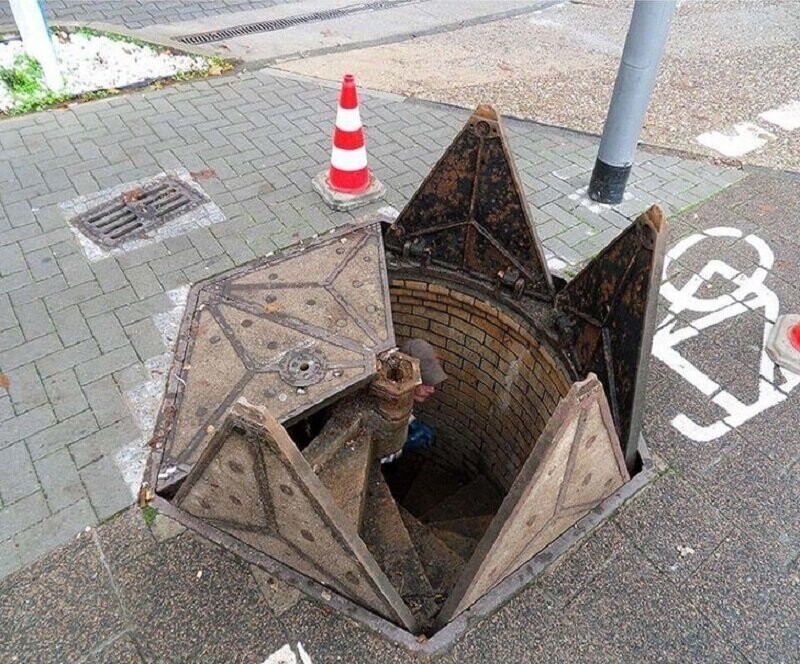 Старинный спуск в канализацию в Германии