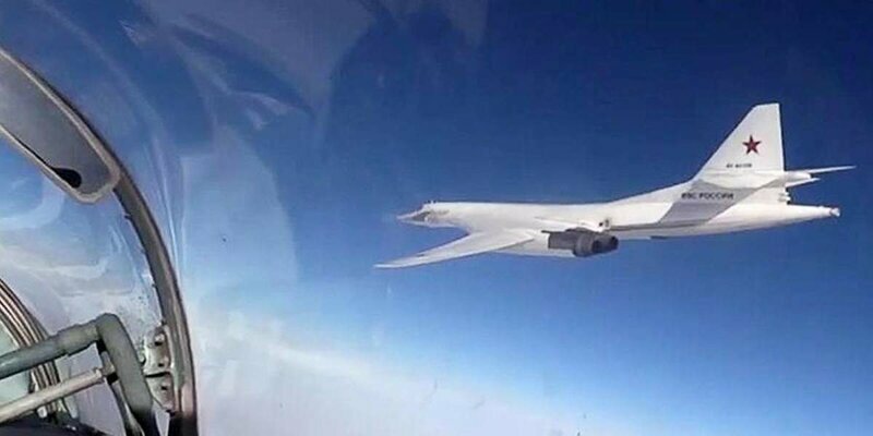 Диванная аналитика: бомбардировщик Ту-160 обогнал пару F-35A, но это не точно