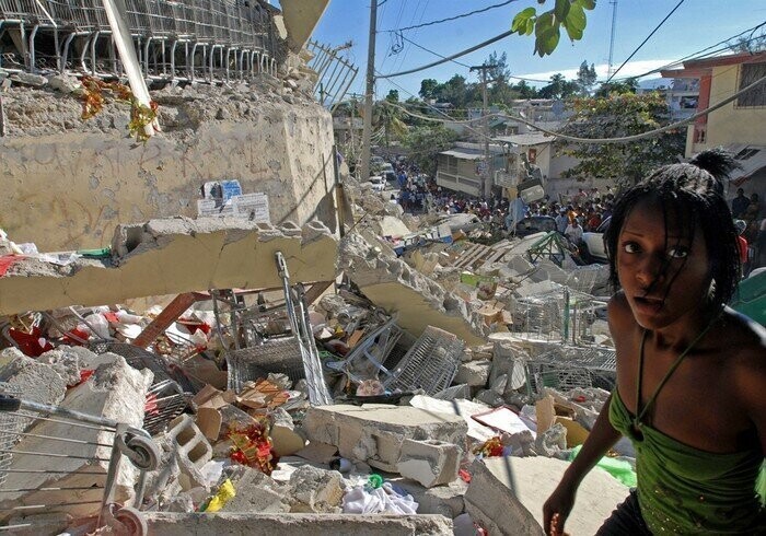 Согласно официальным данным, во время землетрясения и после него погибло более 222 тысяч человек, а 311 тысяч получили повреждения разной степени. При этом миллионы гаитян остались без крыши над головой.  Источник: https://novate.ru/blogs/230415/3097