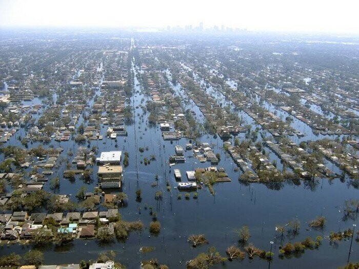 Основной удар урагана Катрина пришелся на город Новый Орлеан и штат Луизиана. Поднявшийся уровень воды в нескольких местах прорвал дамбу, защищающую Новый Орлеан, и около 80 процентов территории города оказались под водой. В этот момент были разрушен