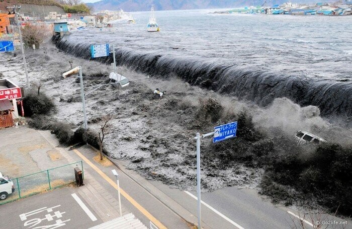 Но и это оказалось не самым страшным. Мир знает о катастрофе 2011 года в Японии, в первую очередь, из-за аварии на атомной станции Фукусима, случившейся в результате обрушения на нее волны цунами.  Уже прошло больше четырех лет после данной аварии, о