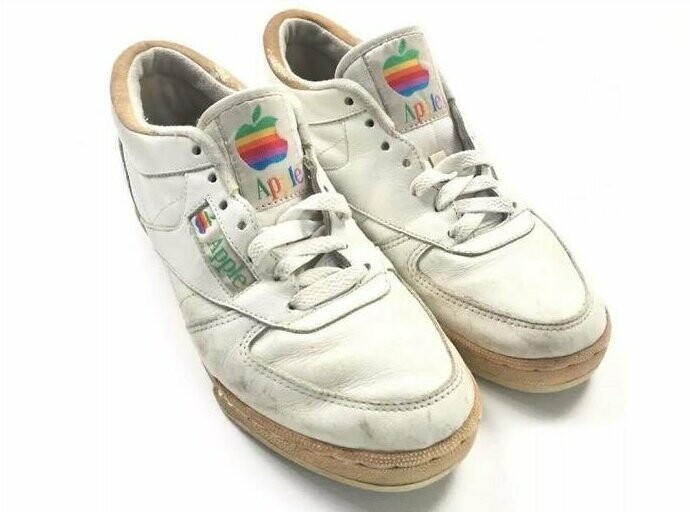 21. Кроссовки с радужным логотипом Apple 1990 года выпуска, размер US 9. 19 999 долларов