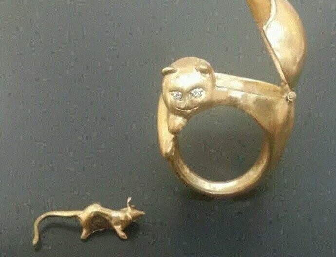 26. Уникальное кольцо "Кошка и мышь" из стерлингового серебра (покрытое 18-каратным золотом) с бриллиантами. 330 долларов