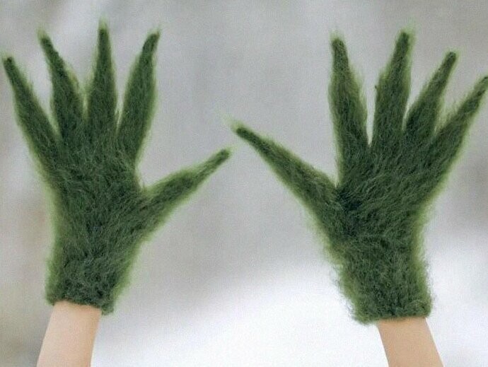14. Зеленые пушистые перчатки Гринча, материал - мохер. 97 долларов