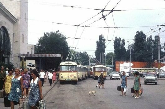 А от симферопольского ж.д. вокзала знаменитый крымский горный троллейбус отвозил отдыхающих к самому синему Черному морю, 1973