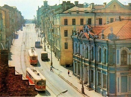 Другие города изменились значительно меньше, но то же теперь не досчитаться многих примет. Смоленск в 1973-м. Трамваи по Большой Советской в Смоленске уже давно не ходят.   