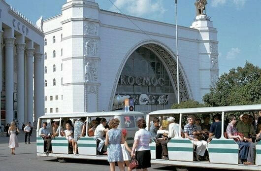 Забытые ныне вагончики отвозили москвичей и гостей столицы в мир высоких достижений советского хозяйства (ВДНХ, 1973)