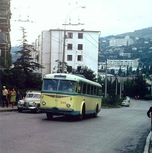 Рейс Ялта-аэропорт. Эти троллейбусы и сейчас там ходят, как живой памятник нашему детству, юности, молодости… Поскольку зарубежные курорты были закрыты для советских граждан, на своих собственных яблоку негде было упасть.