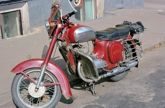 Что ещё вспоминается из того времени? У тех, кто ещё не накопил денег на собственные «Жигули» или «Москвич» была возможность купить прекрасный мотоцикл «Ява». 1973