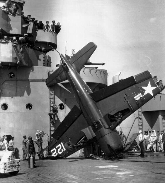 Эскортный авианосец типа «Лонг Айленд» и трагедии на его борту