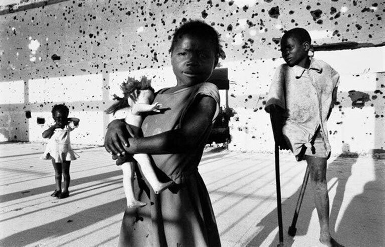 Жертвы фугаса в Куито. В процессе гражданской войны в этом городе были убиты и травмированы многие люди. Куито, Ангола, 1996 год. 