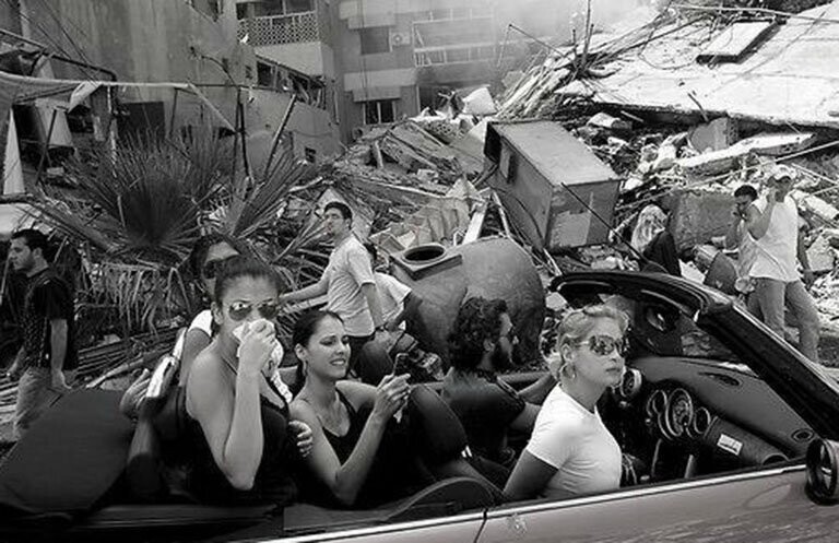 Молодые ливанцы в первый день перемирия возвращаются домой по разрушенным улицам Бейрута. 15 августа 2006 года. Бейрут, Ливан. 