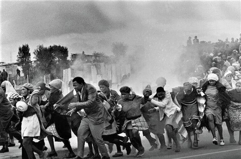 Полиция распыляет слезоточивый газ при беспорядках в незаконном поселении Моддердам, в ЮАРе. Люди протестуют против разрушения их домов. Август 1977 года. 
