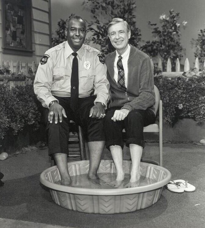 В 1969 году, когда чернокожим американцам было запрещено плавать рядом с белыми, телеведущий мистер Роджерс (Фред Роджерс) решил пригласить офицера Клеммонса присоединиться к нему и охладить ноги в бассейне, преодолев хорошо известный цветной барьер.