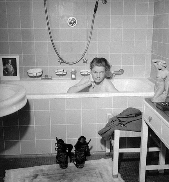 Американский военный корреспондент Элизабет Миллер принимает ванну в квартире Гитлера. Мюнхен. Германия. 30 апреля 1945 года. 