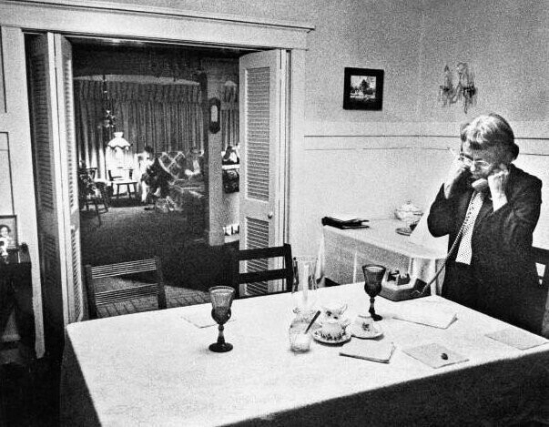 Луиза Банди, мать серийного убийцы Теда Банди, разговаривает на кухне с ним по телефону за несколько минут до казни. 24 января 1989 года. 