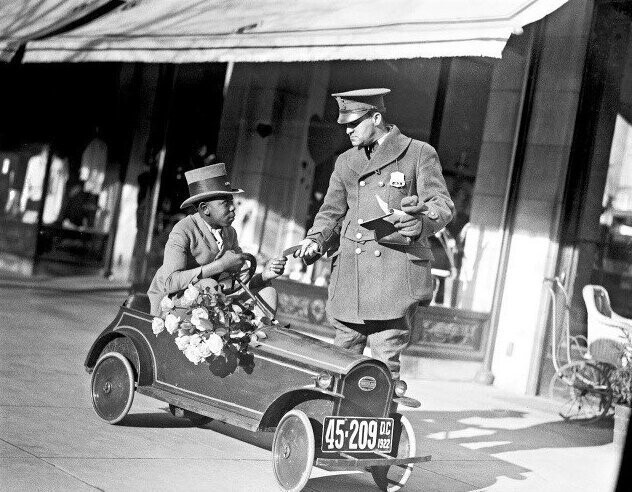 Полицейский выписывает штраф курьеру по доставке цветов на мини-автомобиле на батареях цветочного магазина "Louise and flower", Вашингтон, 1922 год. 