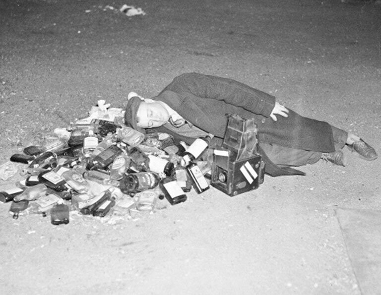 Мужчина отдыхает после празднования отмены сухого закона, 5 декабря 1933 год. 