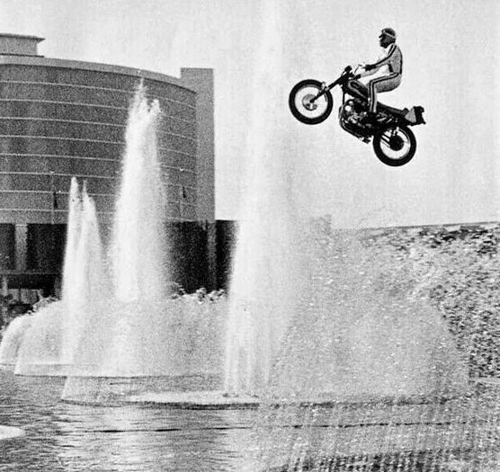 Роберту Книвелу удалось перелететь через фонтаны Сизарс-Паласа в Лас-Вегасе, но приземлился он неудачно и пролежал в коме 29 дней. Лас-Вегас 31 декабря 1967г. 