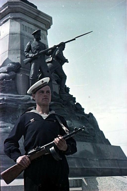 Матрос у памятника Тотлебену, Севастополь. Иван Шагин, 1949 г.: