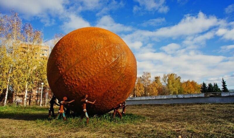 Памятник апельсину в Ижевске