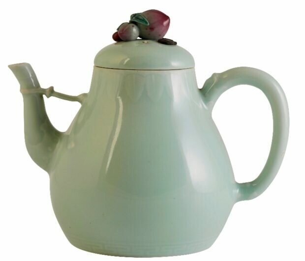 Фарфоровый чайник, найденный на полке в скромном доме, продается  за 1 миллион фунтов