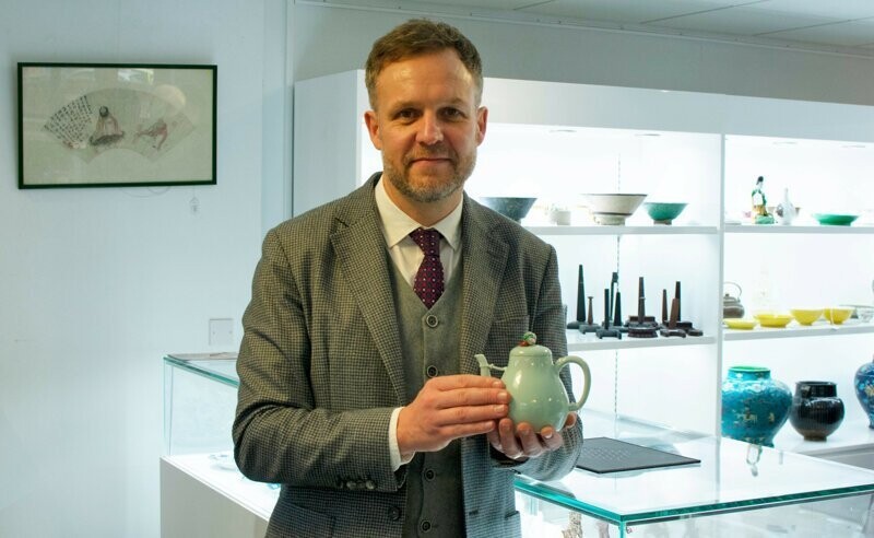 Фарфоровый чайник, найденный на полке в скромном доме, продается  за 1 миллион фунтов