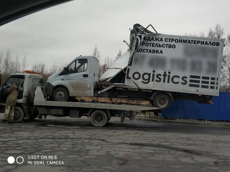 Утром 13 ноября под знаменитым мостом на Софийской улице не прошел очередной грузовой фургон, став 173-й жертвой «моста глупости». У машины перекосило кузов, и увозить ее в итоге пришлось на эвакуаторе.