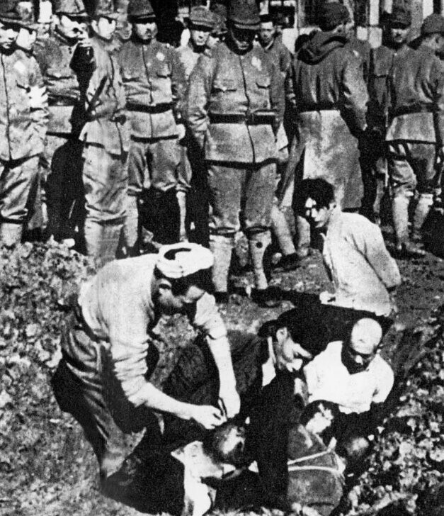 Японские солдаты издеваются над китайскими пленниками во время «Нанкинской Резни» 1938 года. 