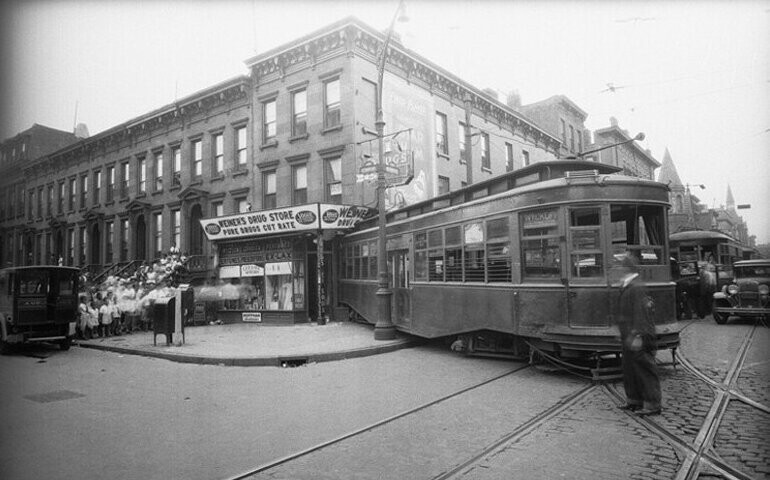 Трамвай, сошедший с рельсов на пересечении Nostrand и Putnam авеню, Нью-Йорк, июль 1931 года. 