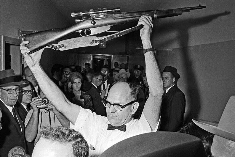 Полицейский Далласа держит винтовку, из которой, по версии следствия, был убит Джон Кеннеди. 1963 год. 