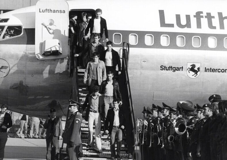 Встреча освобождённых пассажиров «Ландсхута» в аэропорту Кёльн—Бонн. 