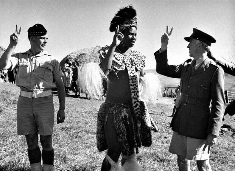 Могучий вождь племени Квазулу, в присутствии южно-африканских офицеров, объявляет войну Германии, Южная Африка, май 1943 года.