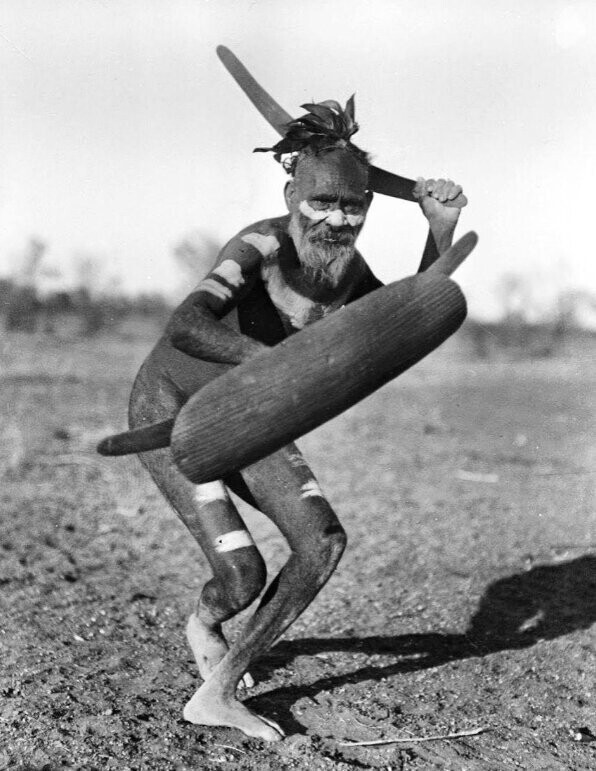 Абориген с бумерангом, Австралия, 1923 год. 